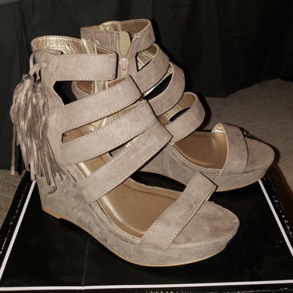 Qupid Women Suede Peep Toe Tassel Caged Wedge - Picture 4 of 8